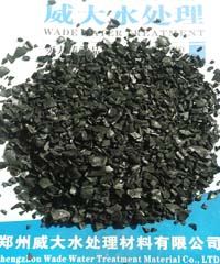 杏殼黃金活性炭采用東北高品質(zhì)大扁杏皮為原料，經(jīng)過高溫水蒸氣活化精制而成，具有顆粒均勻。